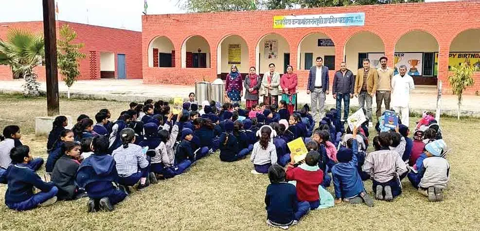 अध्यापक हरदीप सिंह ने जन्मदिन पर बच्चों को बांटी कॉपियां