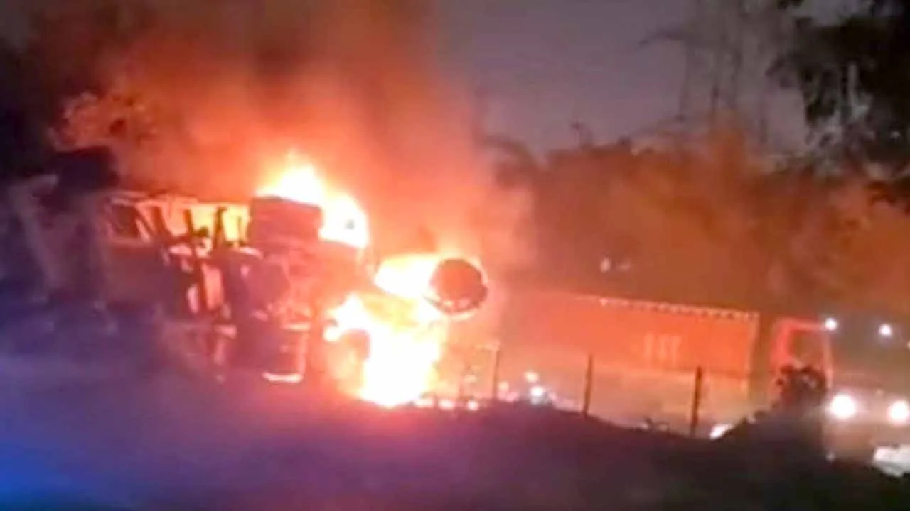 Gurugram Road Accident: एसपीआर पर डिवाइडर से टकराकर पलटा ट्रक, लगी आग