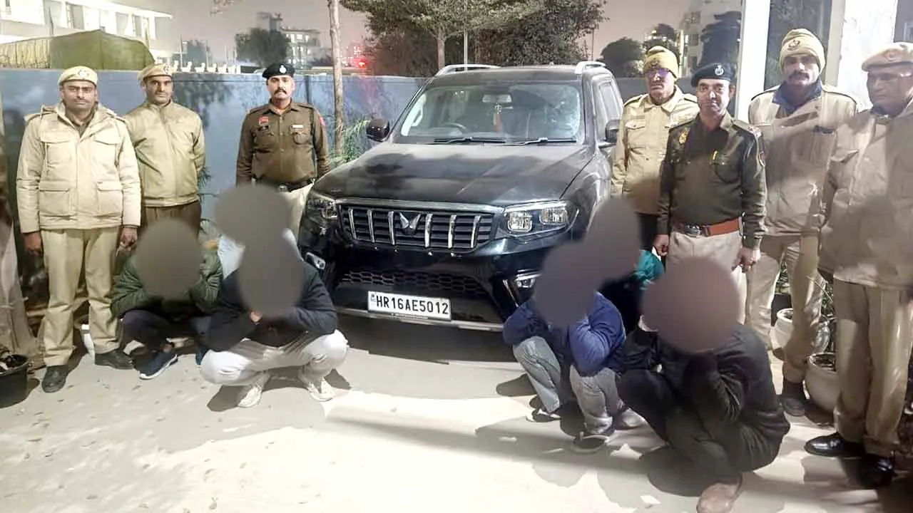 Video Viral: बीच सड़क गाड़ी से स्टंटबाजी की वीडियो वायरल, छह आरोपी गिरफ्तार, गाड़ी भी जब्त