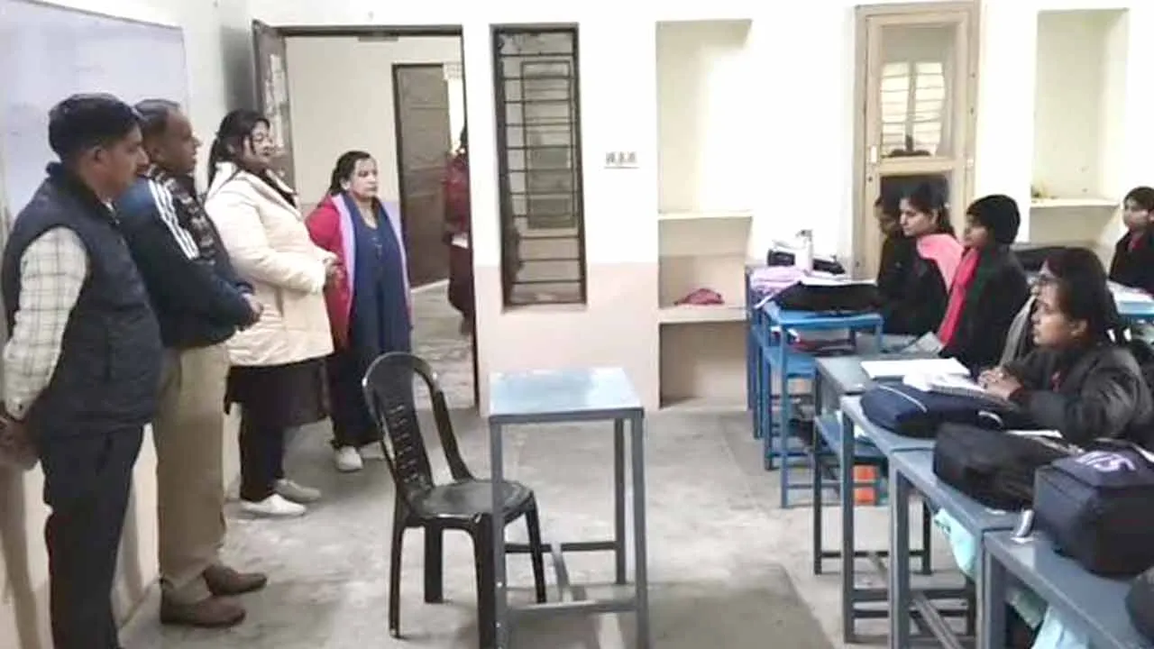छात्र-छात्राओं को दी सड़क सुरक्षा संबंधी जानकारी