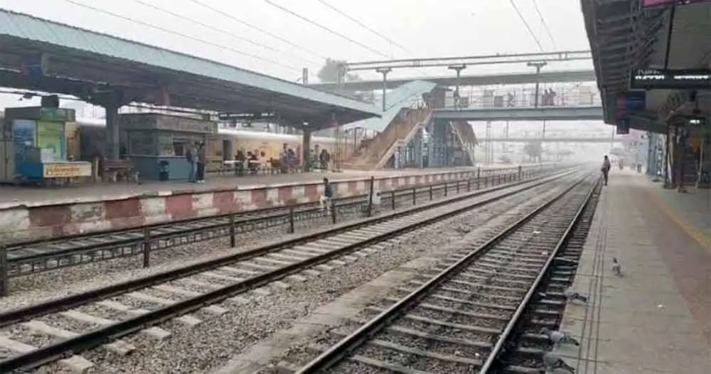Rajasthan Railway News: घने कोहरे ने थामी ट्रेनों की रफ्तार, निर्धारित समय से घंटों देरी से चल रही ये रेलगाड़ियां
