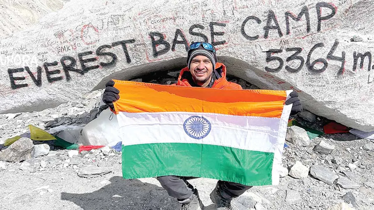 हिसार के नरेंद्र कुमार ने माउंट एवरेस्ट बेस कैंप पर फहराया तिरंगा