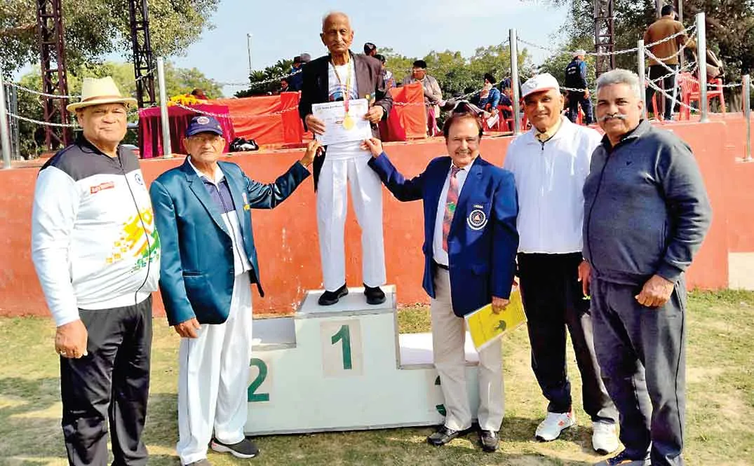 94 वर्षीय ईलम चंद इन्सां प्रधानमंत्री व उप राष्ट्रपति वैंकेया नायडू स्पोर्ट्समैन एडवेंचर में हुए पुस्कृत