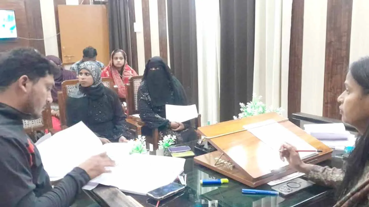 नोटिस निस्तारण को निर्वाचन अफसरों के सामने पहुंच रहे मतदाता
