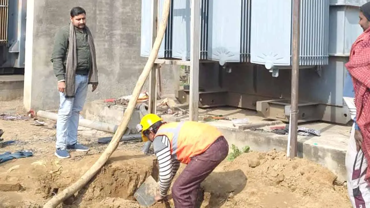केबल बॉक्स फटने से गुल रही आधे नगर की बिजली