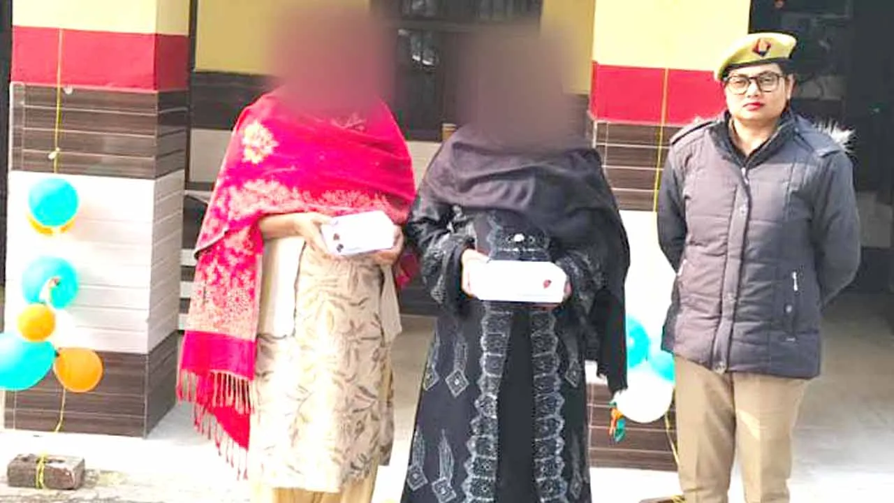 ढोल बजाने का लालच देकर बंधक बनाने का आरोप, दो महिला आरोपी गिरफ्तार