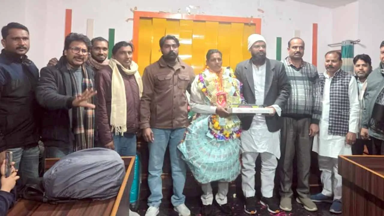 सेवानिवृत्ति पर सफाई कर्मचारी को पुष्प-मालाएं पहनाकर किया सम्मानित