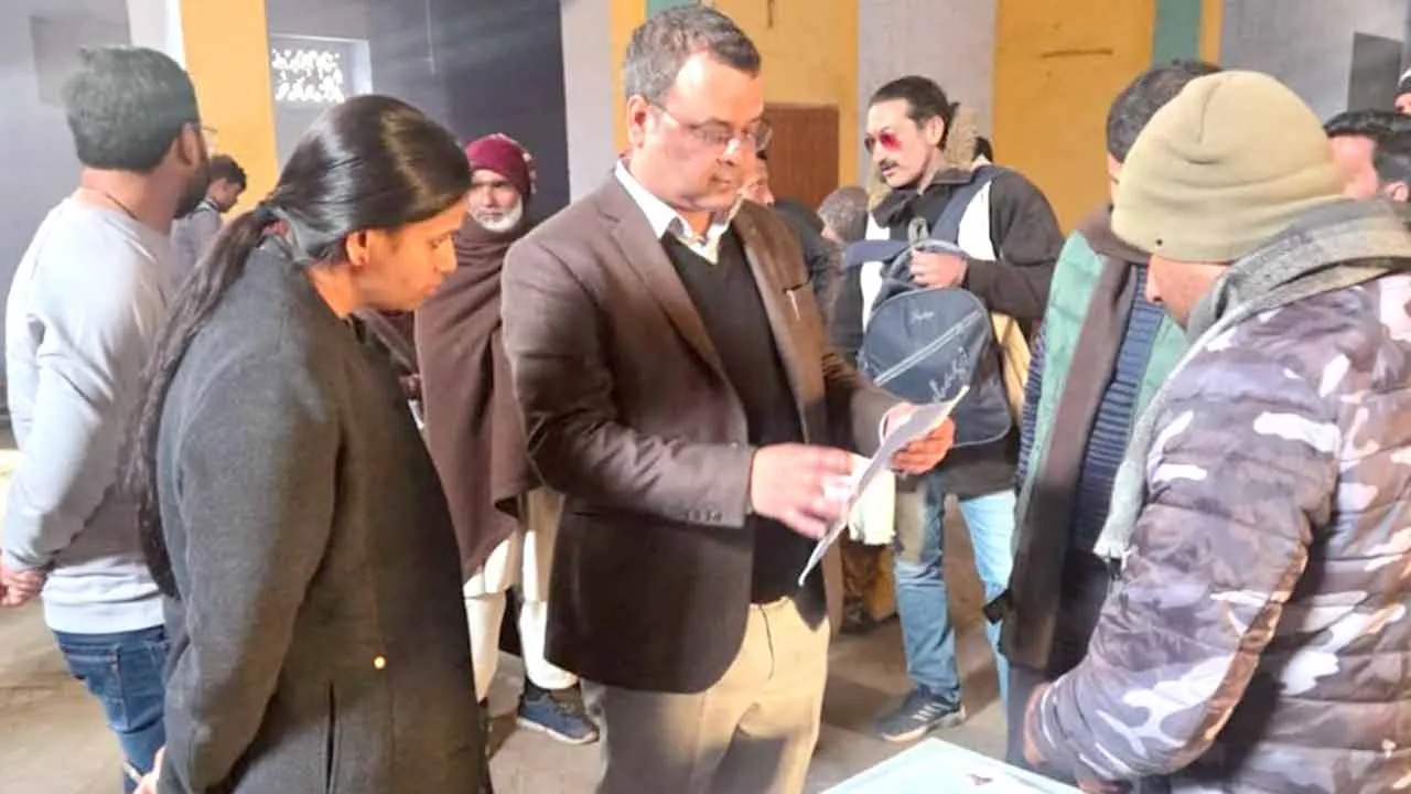 पोलिंग बूथों पर पहुंचे एडीएम सत्येंद्र कुमार सिंह, दिए निर्देश