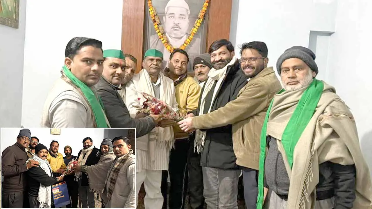नवनियुक्त अध्यक्ष व संरक्षक का बुके भेंट करके किया स्वागत
