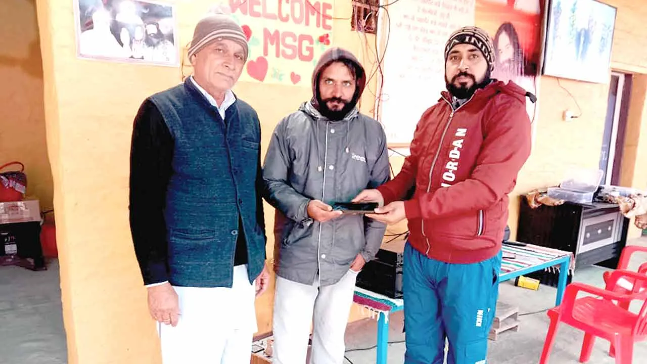 Honesty: मनीष इन्सां ने गुम हुआ मोबाइल असली मालिक को लौटाया