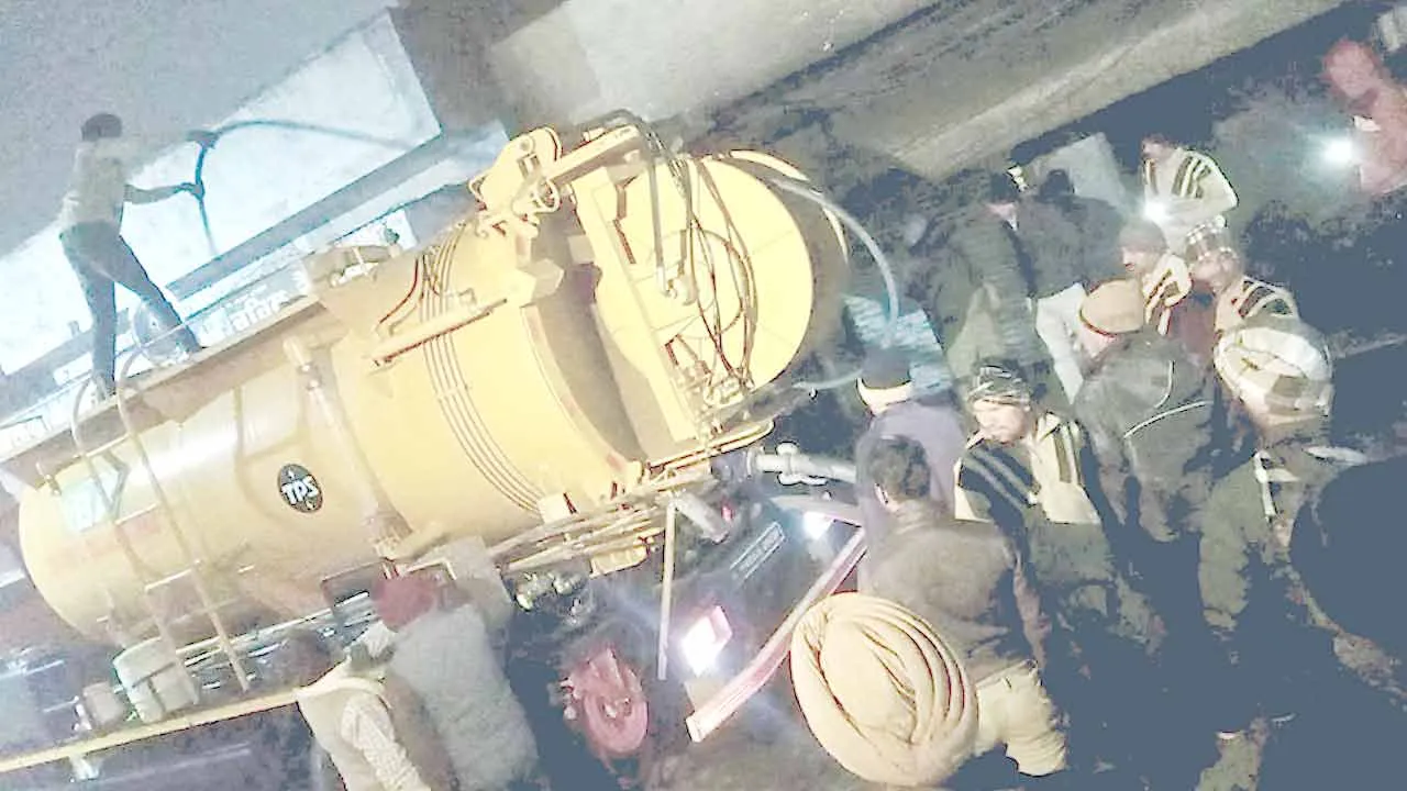 Fire: डेरा श्रद्धालुओं ने बुझाई कपड़े की दुकान में भीषण आग
