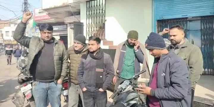 सरकारी निर्देशों की धज्जियां उड़ा लोन स्वीकृत न करने का आरोप, बैंक शाखा में किया हंगामा