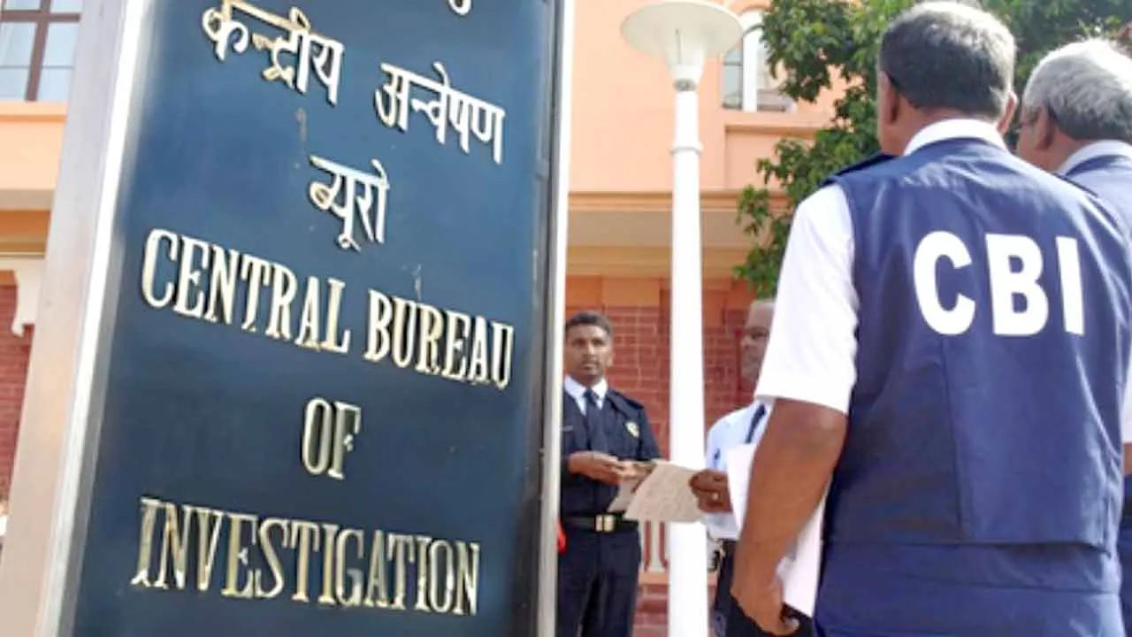 Railway News: लखनऊ में सीबीआई का एक्शन, नॉर्दर्न रेलवे के दो अधिकारी रंगे हाथों रिश्वत लेते गिरफ्तार