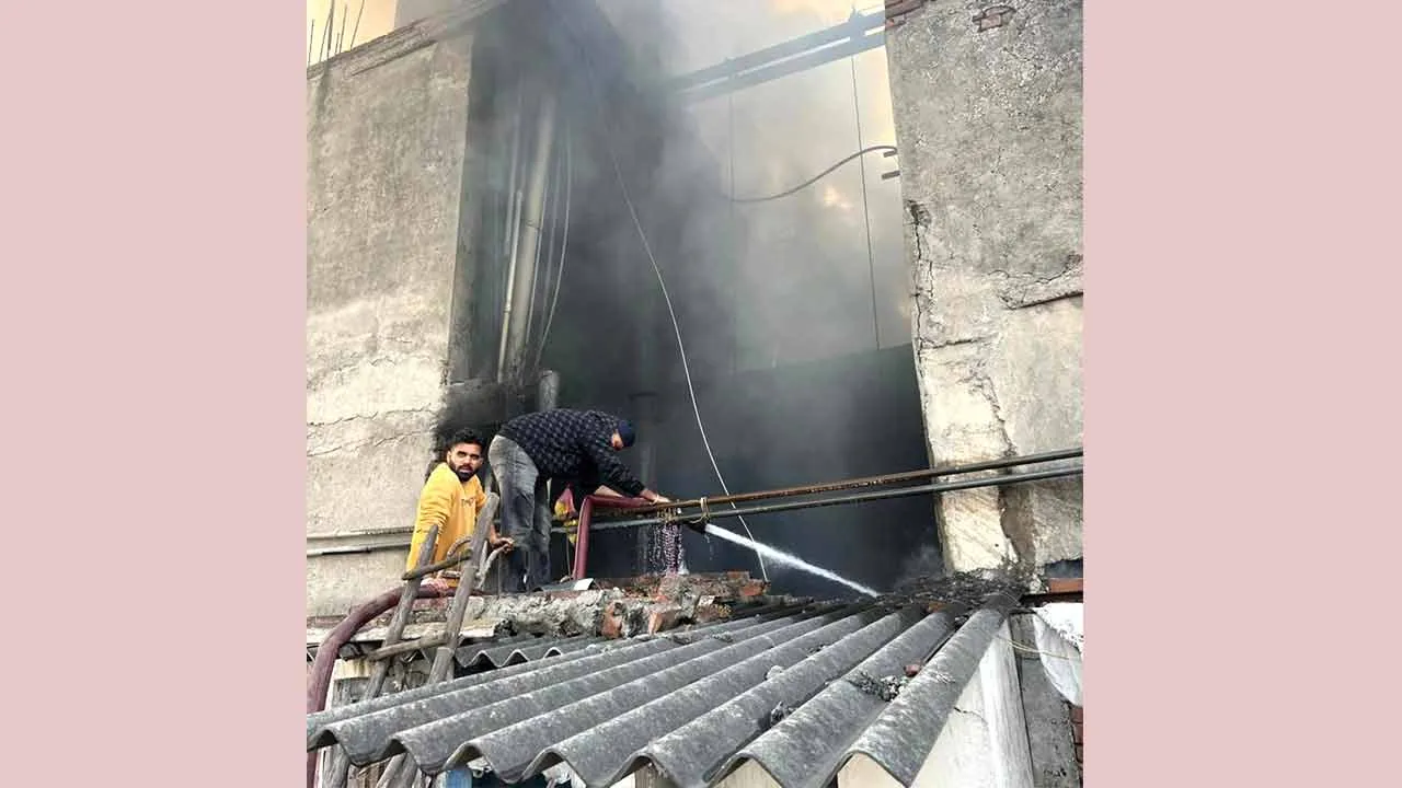 Fire: होजरी फैक्ट्री में भीषण आग, लाखों का कच्चा माल राख