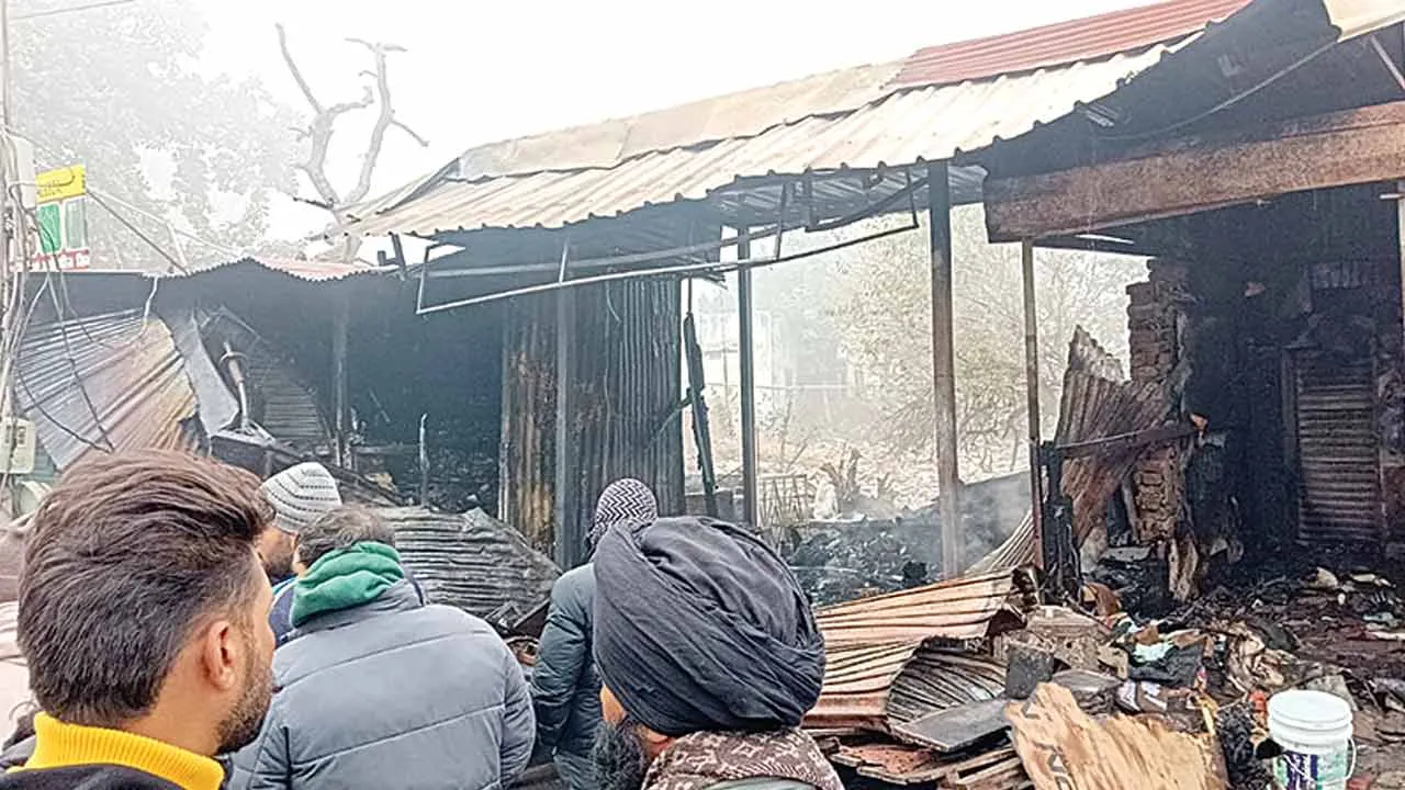 Fire: मलेरकोटला में जूते-कपड़ों की चार दुकानों में लगी भीषण आग, सामान जलकर राख