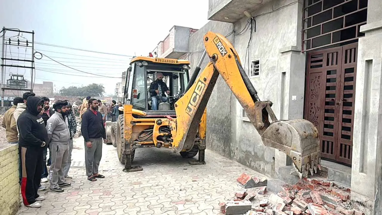 प्रशासन ने नशा तस्करों की अवैध निर्माणों को किया ध्वस्त