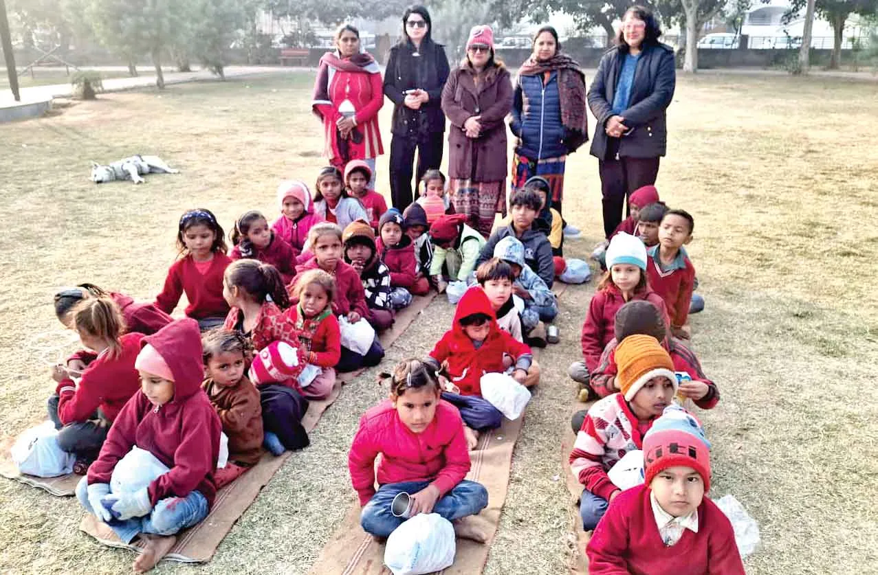 नेहा मित्तल ने जरूरतमंद बच्चों के साथ बांटी खुशियां, खाद्य सामग्री वितरित की