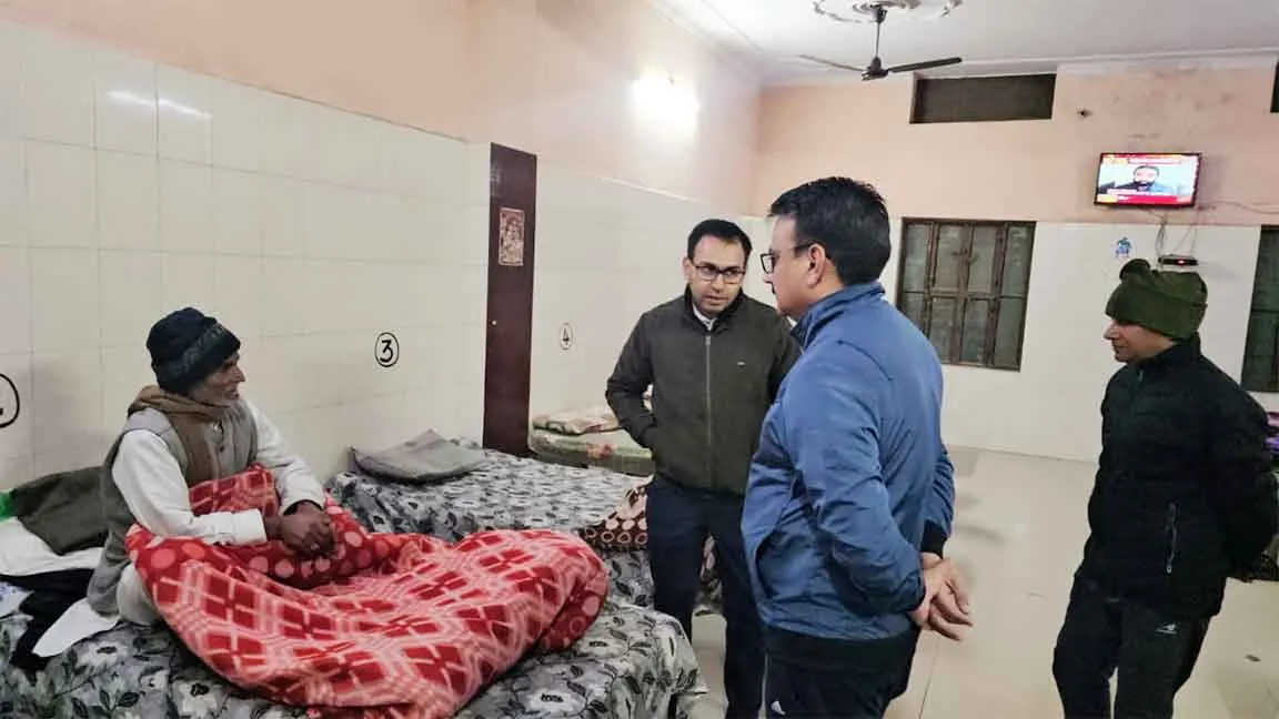 जिला कलक्टर ने किया रैन बसेरा का निरीक्षण