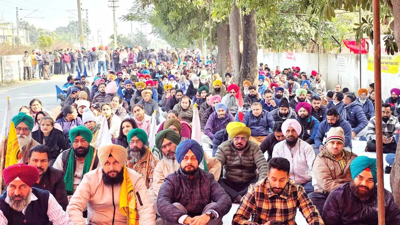 पटियाला के शक्ति विहार में जोनल स्तर पर बिजली कर्मचारियों और किसान संगठनों का प्रदर्शन  