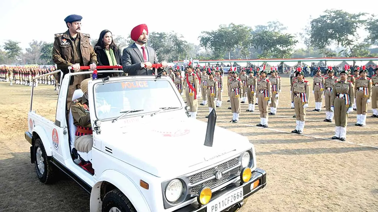 गणतंत्र दिवस: डिप्टी कमिश्नर व एसएसपी ने फुल ड्रेस रिहर्सल का लिया जायजा