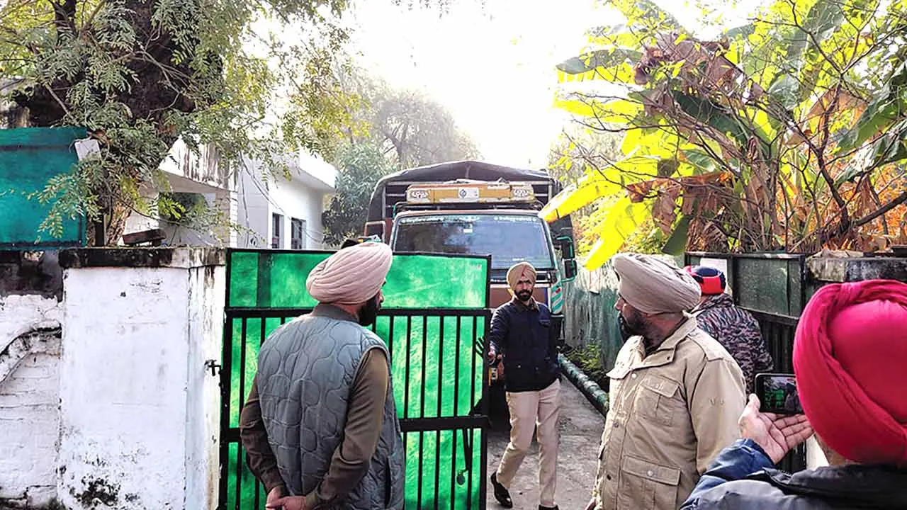 पुलिस तैनाती के बीच सनौर विधायक पठानमाजरा की कोठी करवाई खाली