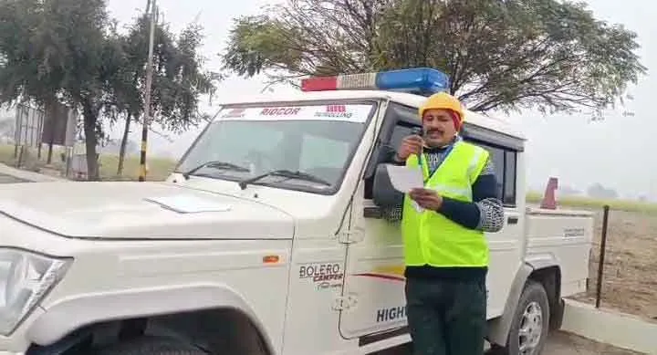 घने कोहरे में वाहन चालकों को सचेत कर रही पेट्रोलिंग टीम