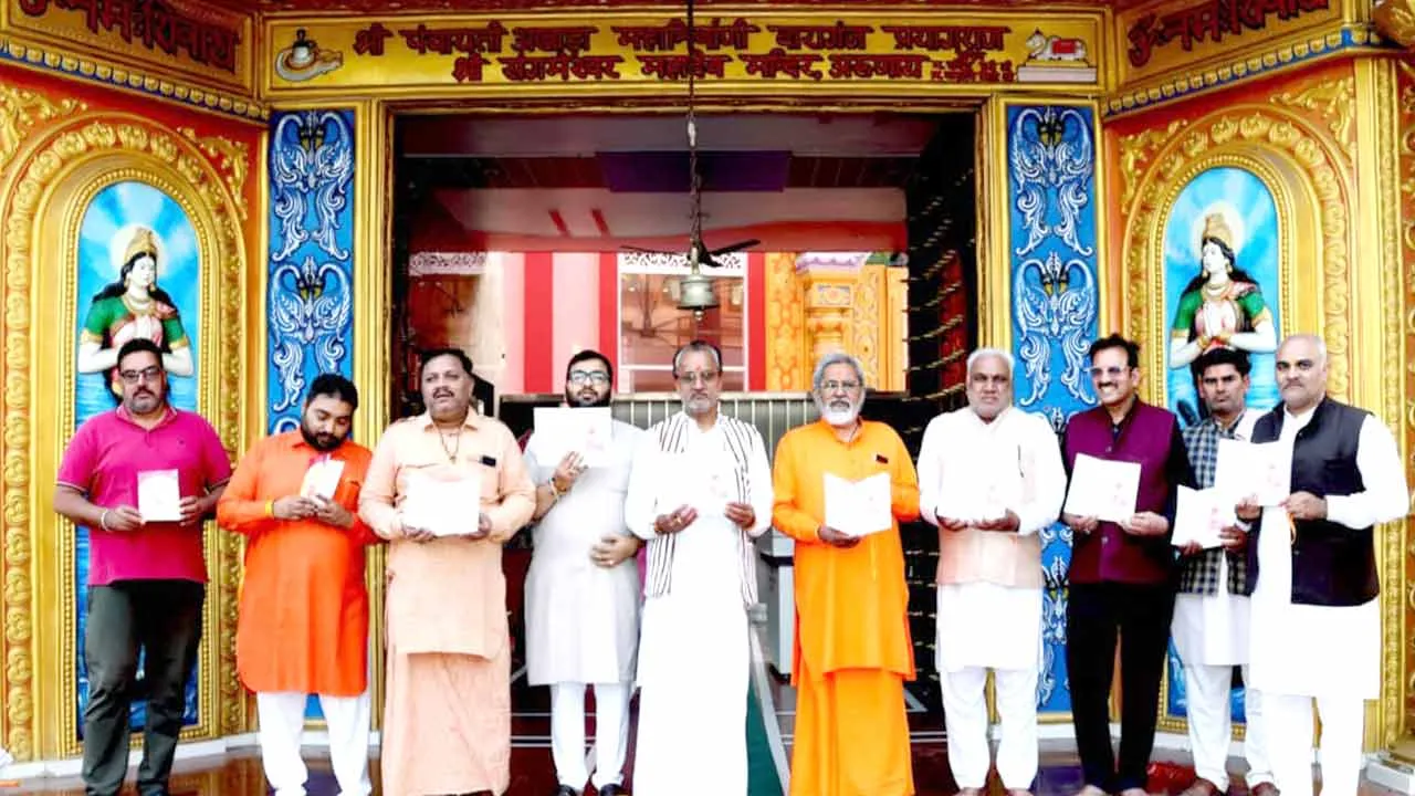 दुर्वासा ऋषि के जीवन पर पंडित श्यामलाल द्वारा लिखी गई पुस्तक का महंत विश्वनाथ गिरी ने किया विमोचन