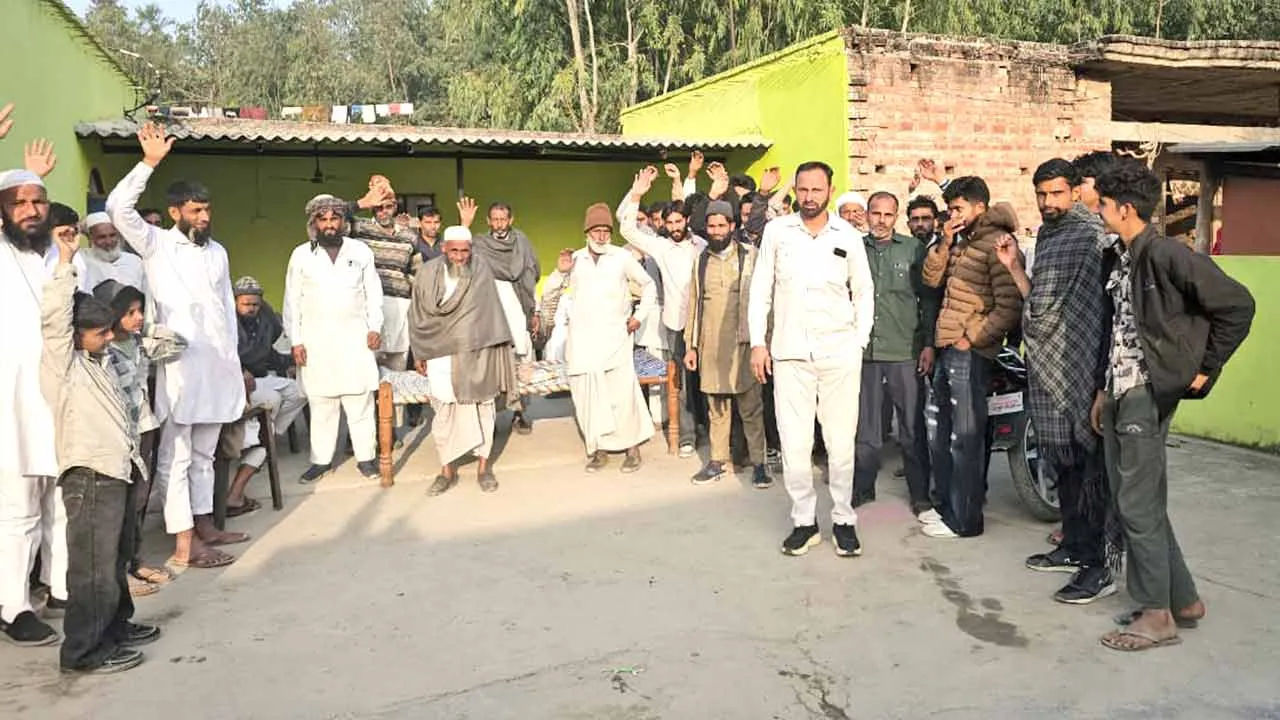 पुलिस और वाइल्डलाइफ विभाग ने एक घर से बरामद की भारी मात्रा में खेर की लकड़ी
