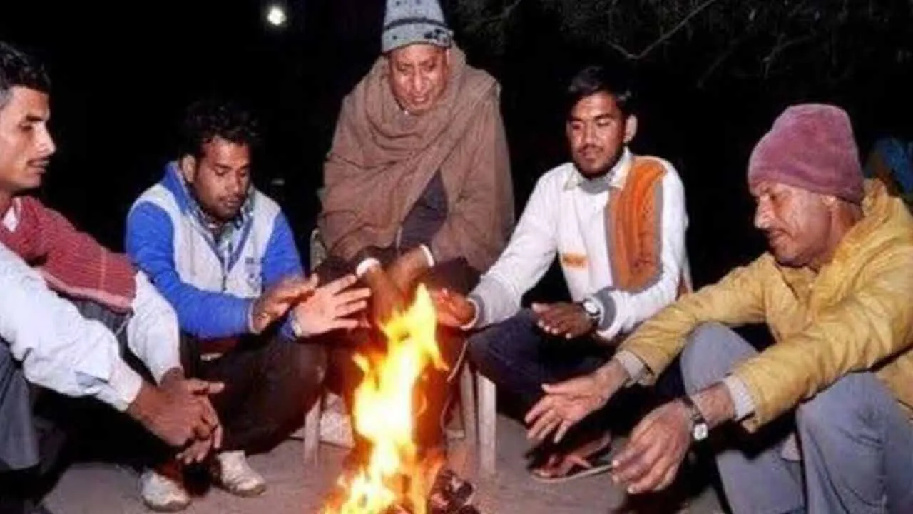 कंपकंपाती ठंड में आग ही सहारा, अलाव के सहारे समय व्यतीत कर रहे दुकानदार