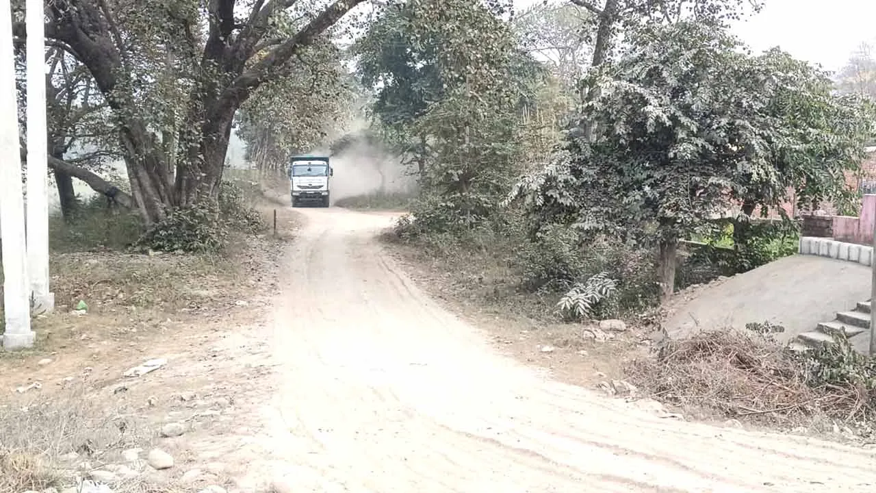 सिंचाई विभाग के रास्तों से गुजर रहे है खनन सामग्री से भरे वाहन क्षतिग्रस्त पुल से भारी वाहन गुजरने से कभी भी ढह सकता है पुल