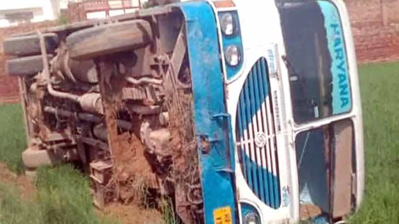 Roadways Bus Accident: जींद के पास पलटी हरियाणा रोडवेज बस, यात्रियों में मचा हड़कंप