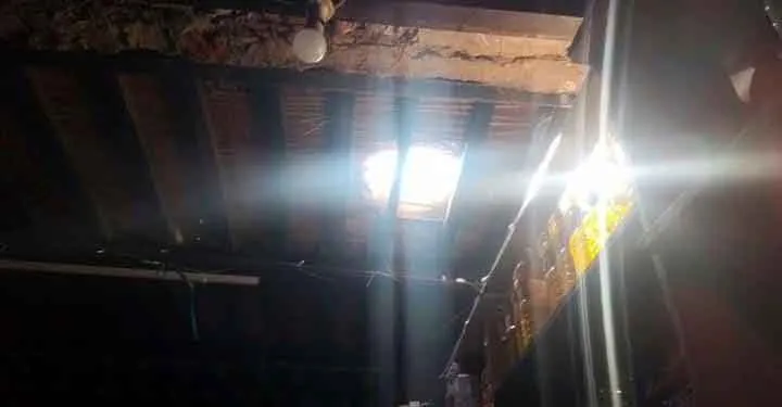 छत में पाड़ लगाकर घुसा वैरायटी स्टोर में, दुकानदार को सोते देख वापस भागा
