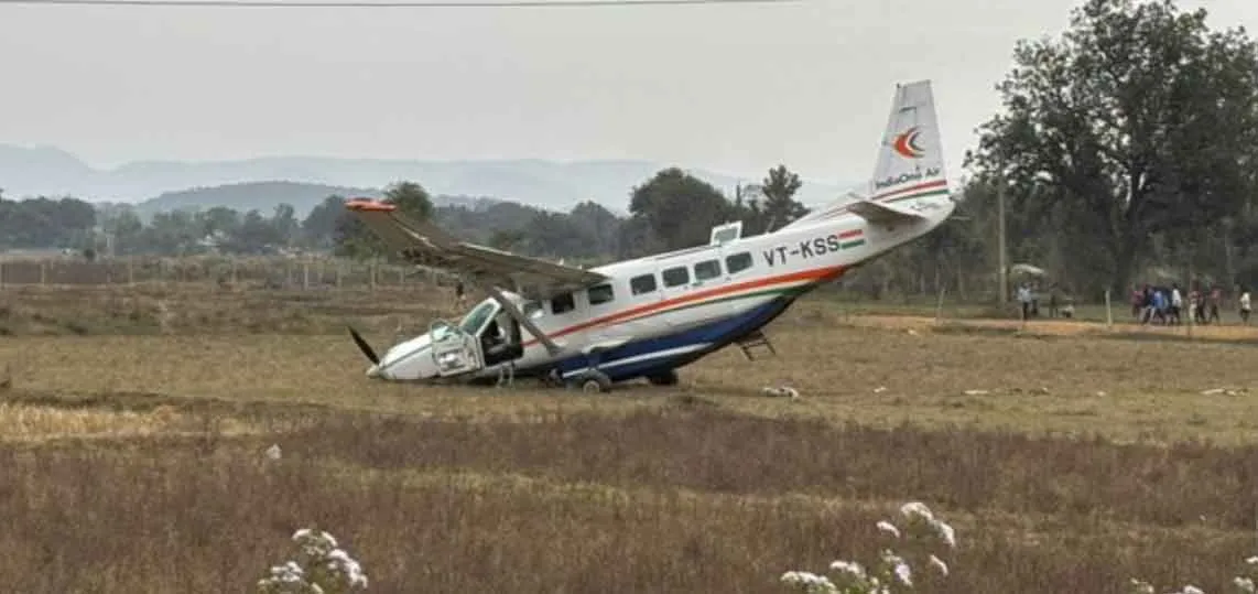 Odisha Plane Crash: ओडिशा में छोटा विमान दुर्घटनाग्रस्त, अंदर फंसे लोग