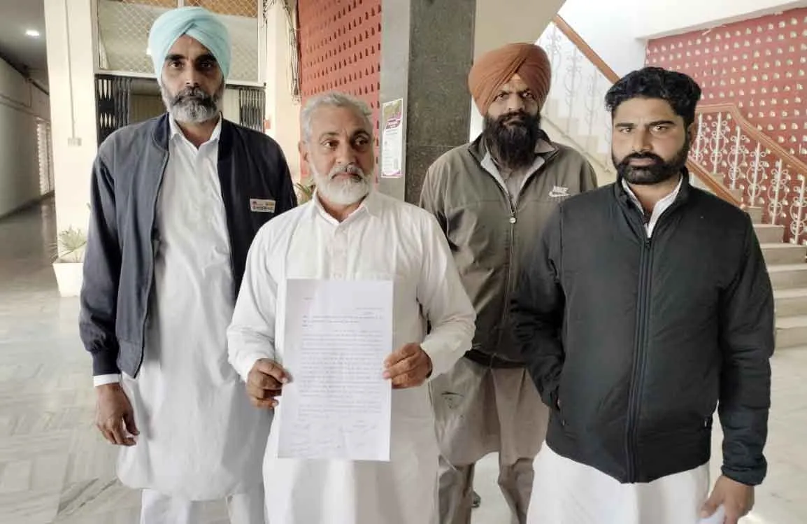 किसानों ने साधुवाला-बनवाला सड़क मार्ग परिवर्तन की मांग की तेज