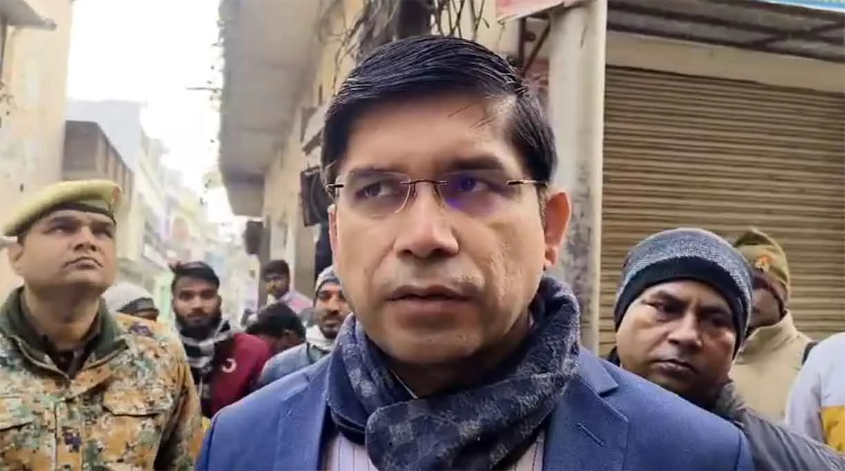 Sambhal: संभल में सड़कों पर उतरे डीएम-एसपी, सात थानों की पुलिस के साथ पीएसी और आरपीएफ के जवान भी तैनात
