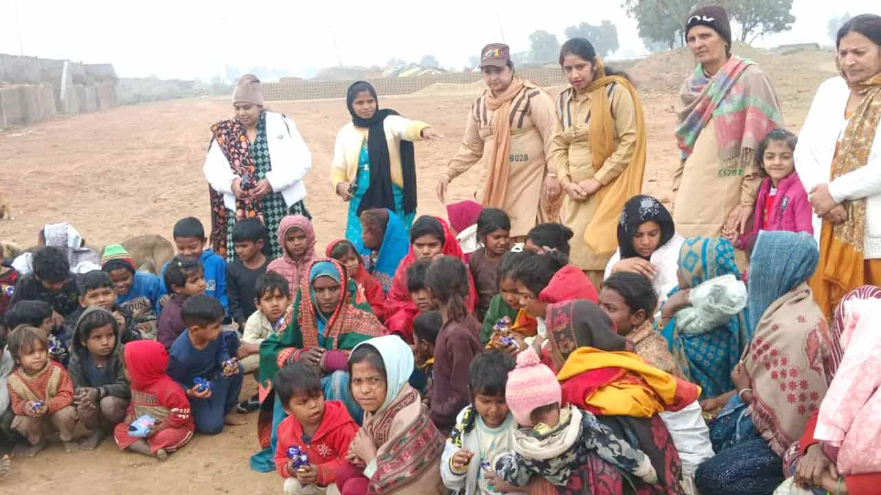 Welfare Works: संगतपुरा ब्लॉक की साध-संगत ने ईंट भट्ठे पर रह रहे जरूरतमंद बच्चों को खिलौने व महिलाओं को शॉल बांटे