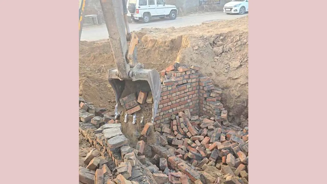 Bulldozer Action: डीटीपी ने अवैध निर्माण को किया ध्वस्त