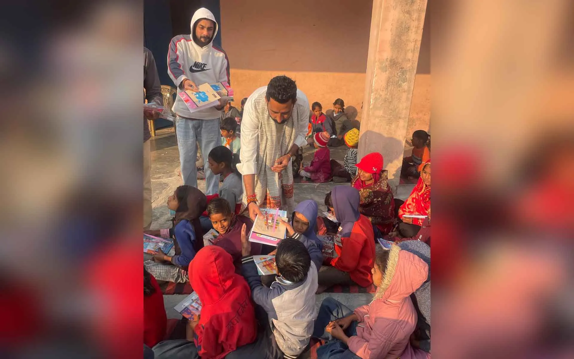 राजकीय स्कूल के विद्यार्थियों को वितरित की शैक्षणिक सामग्री