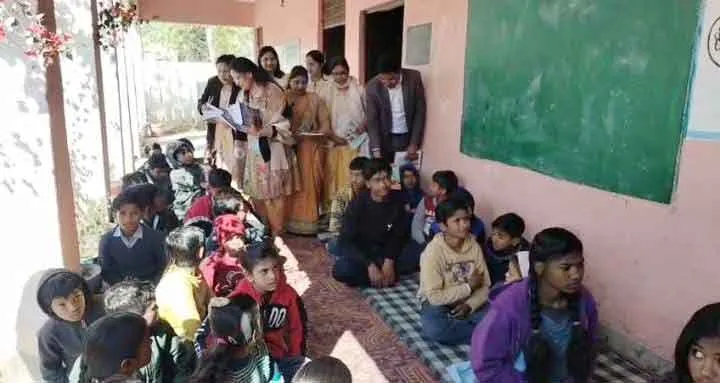 वसंत पंचमी पर बच्चों को पाठ्य सामग्री वितरण