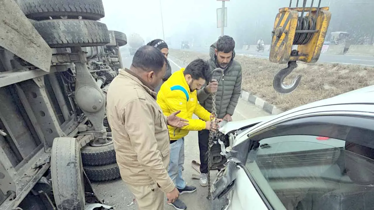 Road Accident: प्लास्टिक के रोल लेकर श्रीनगर जा रहा कैंटर पलटा, तीन वाहन टकराए, हाइवे पर जाम