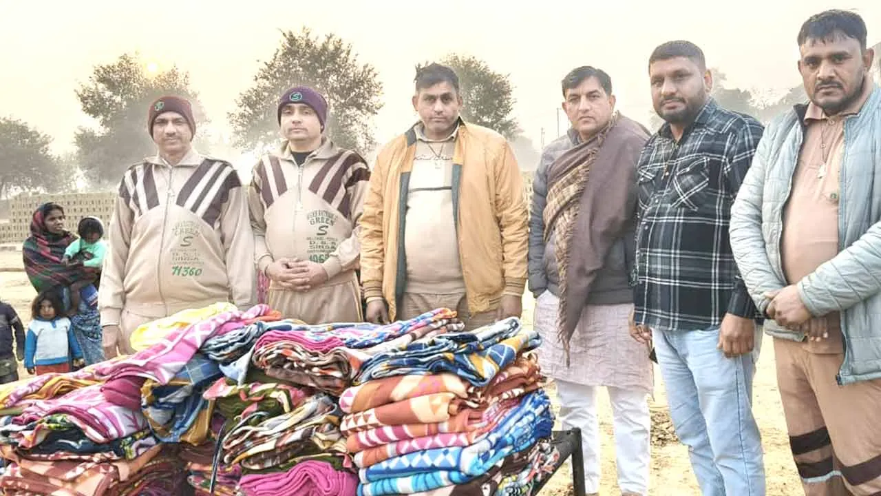 ठिठुरती सर्दी में सेवा की गर्माहट, राजसिंधु ब्लॉक की साध-संगत ने बांटे कंबल