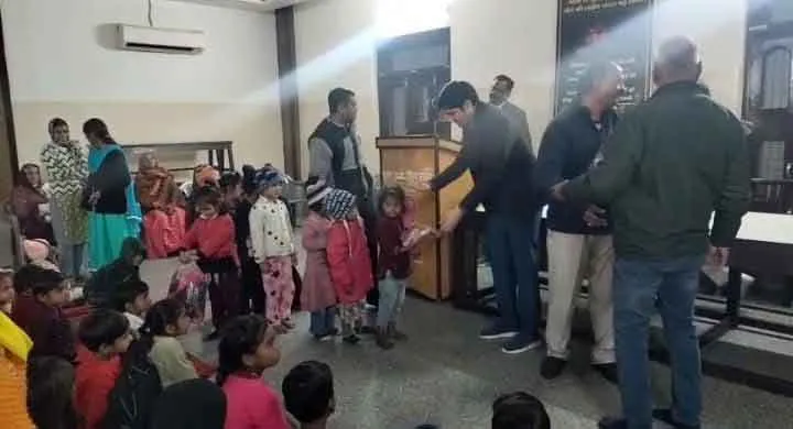 संस्कार पाठशाला में अध्ययनरत जरूरतमंद परिवारों के बच्चों को गर्म वस्त्र वितरित