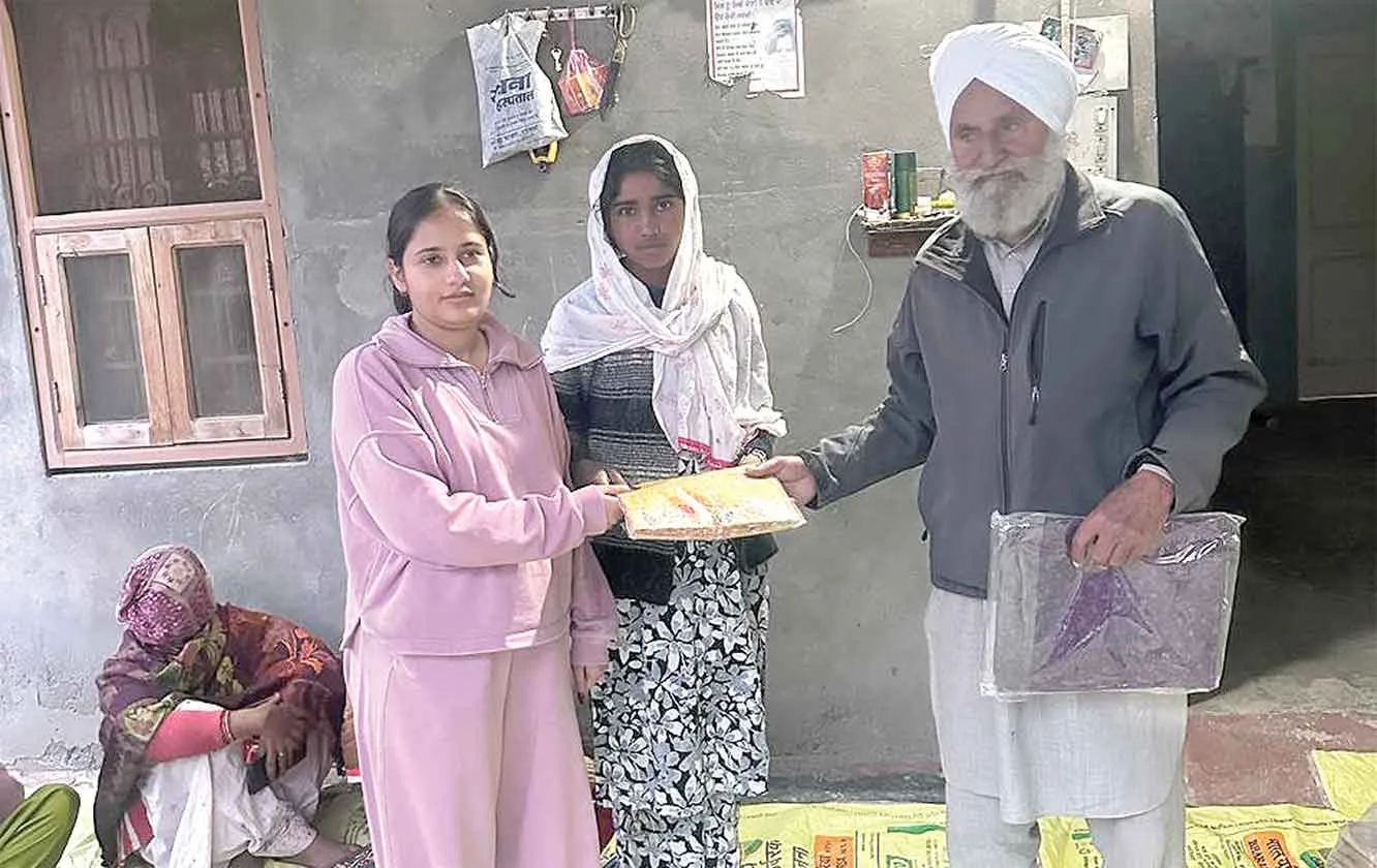ब्लॉक रानियां के इस इन्सां परिवार ने 121 जरूरतमंदों को ठंड से बचाने के लिए किया वस्त्र वितरण