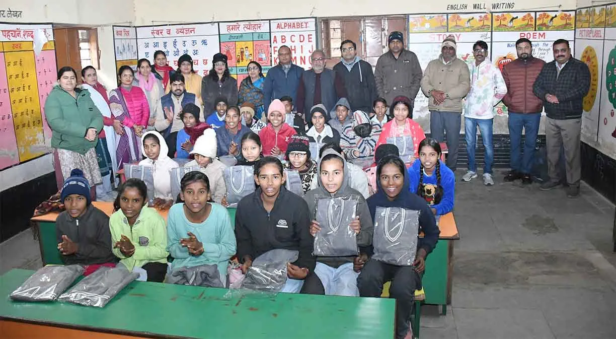 जरूरतमंद परिवारों के विद्यार्थियों को मिली सर्दी से राहत