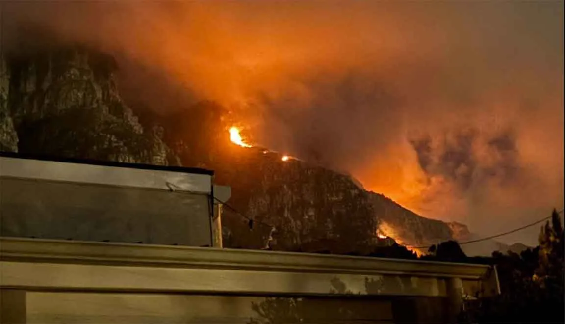 South Africa Wildfire Update: दक्षिण अफ्रीकी जंगल में आग से तबाही, बचाव के लिए सुरक्षित स्थानों पर भेजे गए लोग