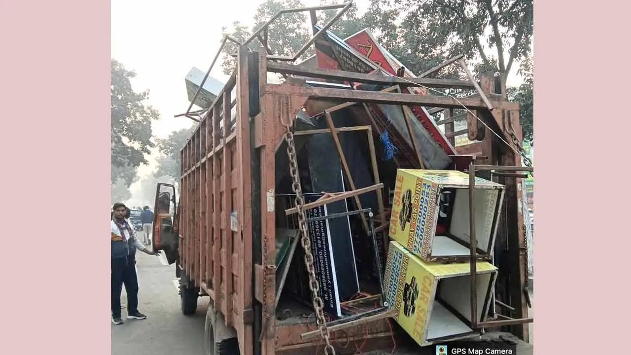 नगर निगम ने छोटी लाइन व रेलवे रोड से हटाए अवैध होर्डिंग व अतिक्रमण