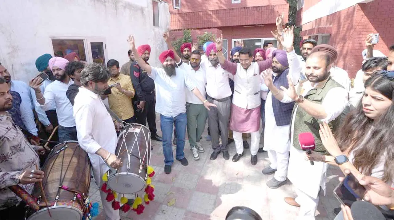 AAP Punjab: आप पंजाब ने अरविंद केजरीवाल और आप नेताओं के हक में अदालत के फैसले का चंडीगढ़ में मनाया जश्न