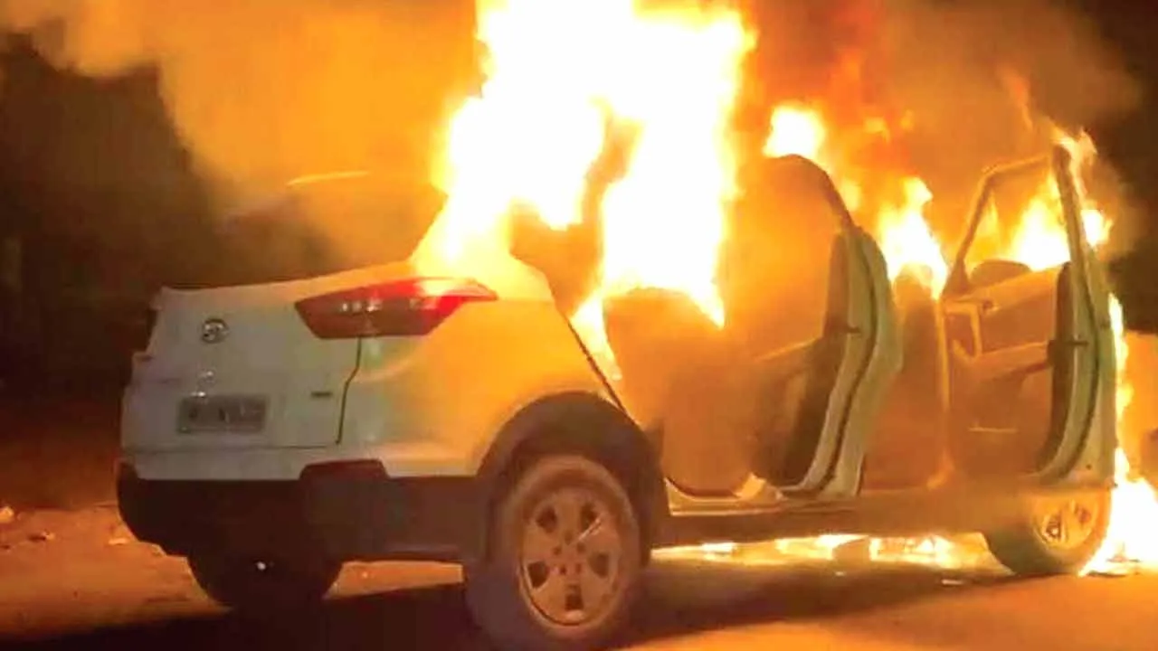 Fire: कार में स्पार्किंग से लगी आग, जानी नुकसान से बचाव