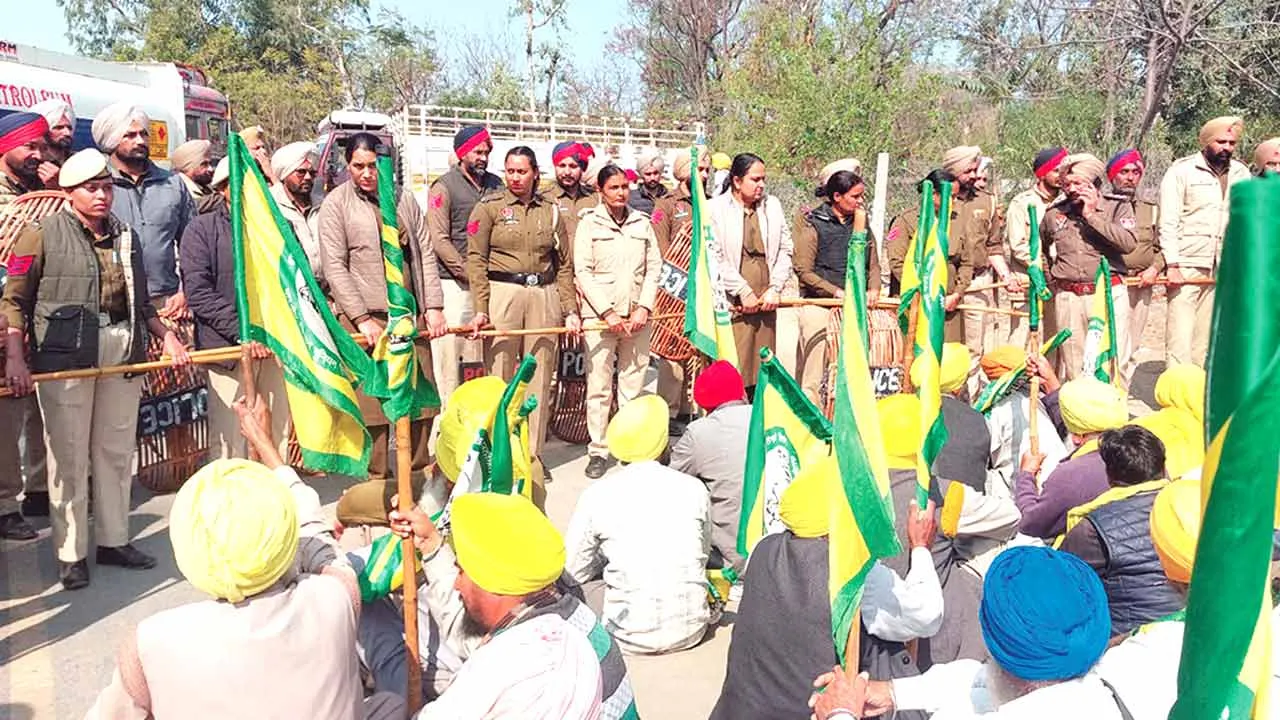 Bathinda News: बठिंडा में पुलिस-किसानों के बीच पथराव, पुलिस ने बरसाए आंसू गैस के गोले, कई गिरफ्तार