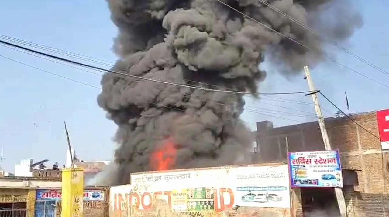 Bhiwani Fire News: भिवानी में कबाड़ के गोदाम में लगी आग, तीन बच्चों व तीन महिलाओं को सुरक्षित निकाला